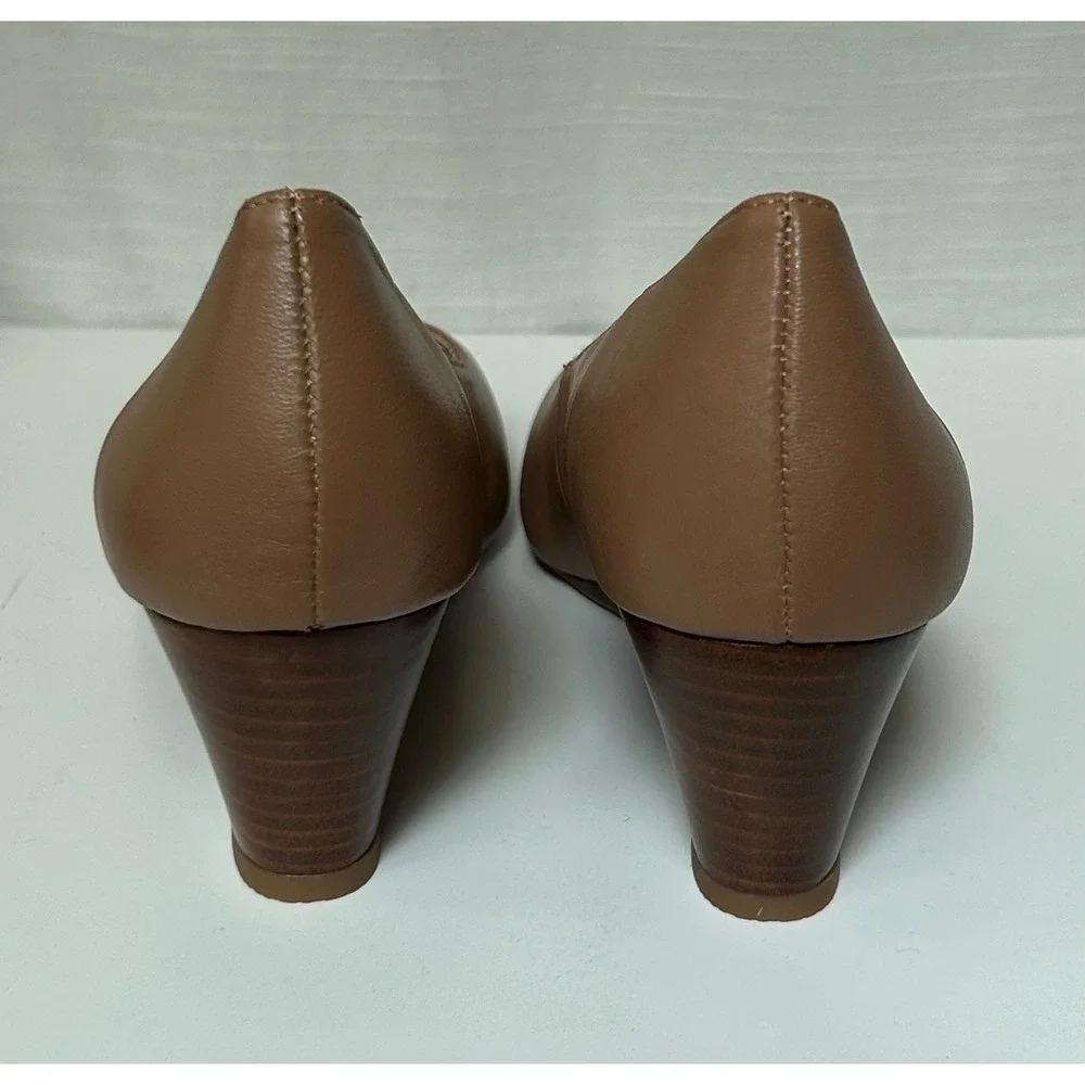 Andre Assous Featherweights Tan Leather Wedge Pumps Round Toe Shoes 8M